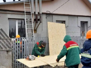 У Запоріжжі ліквідовують наслідки ракетного удару по житловому сектору - фото