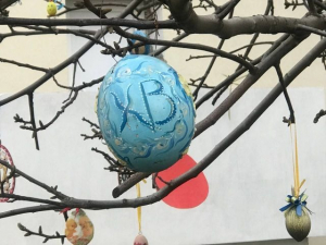 Писанкове диво - у Запоріжжі діти заквітчали "Дерево життя" власними прикрасами (фото)