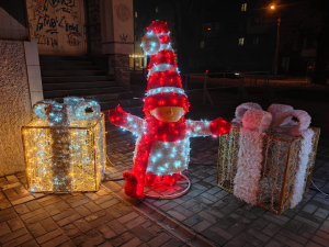 Ввечері новорічна фотозона у Запоріжжі виглядає просто казково - фото