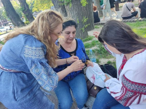 Тризуб до свята: запоріжці і гості міста взяли участь у вишиванні символа України