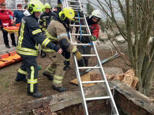 Рятувальники дістають жінку з п’ятиметрового колодязя у Запорізькому районі. Фото: ДСНС