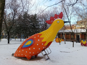 У Запоріжжі відкрили дитячий майданчик "Чарівний сад Марії Примаченко" - на яких картинах художниці можна побачити звірів з площадки