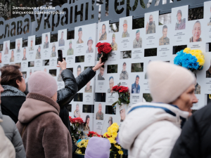 Обличчя Героїв: у Запоріжжі на Алеї пам’яті відкрили нові стенди з портретами полеглих на війні захисників (фото, відео)