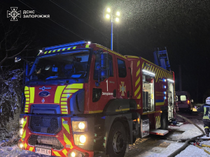 Пожежа спалахнула пізно вночі: у Запоріжжі пенсіонера з вогню рятували надзвичайники