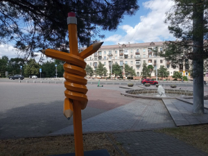 Поруч з бібліотекою на проспекті Соборному, 173, фото Світлани Олійник