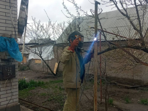 У приватному секторі Запоріжжя відновили газогін, пошкоджений внаслідок ракетного удару - фото