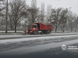 У Запоріжжі випав сніг - як працюють служби та що радить поліція (фото)