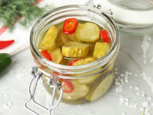 Огірки з гострим перцем – рецепт смачної консервації на зиму