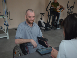 Військові, які втратили можливість говорити після поранень, вчаться знову бути почутими — завдяки сучасним технологіям і підтримці фахівців.