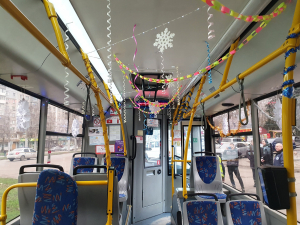 Святкові вогники та мішура - у Запоріжжі нагородили переможців конкурсу новорічного оформлення громадського транспорту (фото, відео)