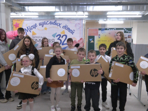 У Запорізькій області понад тисяча дітей уже отримали нові ноутбуки, зокрема 19 учнів гімназії №32