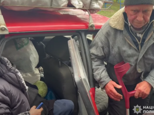 Під обстрілами та FPV-дронами: поліцейські евакуювали мешканців Приморського, які довго не наважувалися на виїзд (відео)