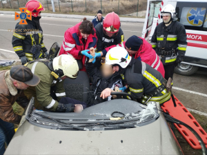 Врізався у відбійник та застряг у машині – у Запоріжжі врятували чоловіка