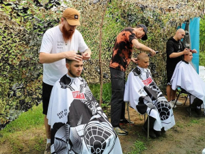 На передовій Запорізького напрямку працював мобільний барбершоп - фото 