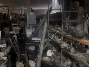 Зруйновані вітрини й обгорілий товар - з’явилося відео зсередини магазину, який постраждав під час обстрілу Запоріжжя