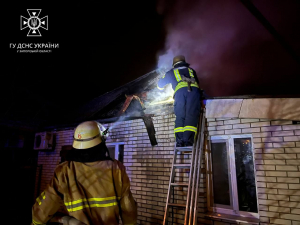 У Запоріжжі горів дах житлового будинку - фото