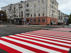 Зручність для всіх - у центрі Запоріжжі завершили облаштування безбар'єрних пішохідних переходів (фото)