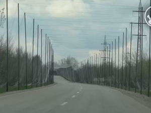 Близько двохсот кілометрів під захистом: запорізькі дороги закривають від дронів (фото, відео)