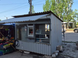 На проспекті Моторобудівників кіоск працював без дозволів, а після рішень виконкому його власник так і не прибрав споруду.