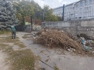 Сміття під вікнами вишу — у Запоріжжі біля університету знайшли два стихійні звалища (фото)