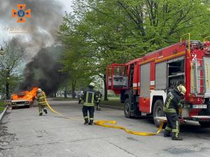 У центрі Запоріжжя загорілася автівка - фото