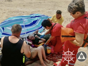 Витягли з води в останній момент - на Центральному пляжі в Запоріжжі врятували чотирьох підлітків (фото)