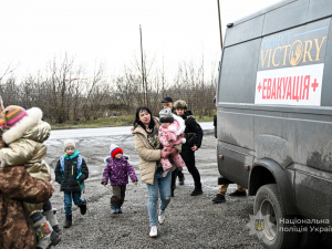 На Запоріжжі врятували багатодітну сім'ю - мати з дітьми ховалася від обстрілів у підвалі (фото, відео)