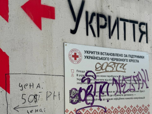 "Це сором" - модульне укриття у запорізькому парку перетворили на смітник (фото)