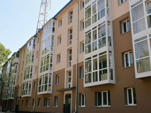 Звели дах і утеплюють стіни – у Запоріжжі продовжують капітальний ремонт будинку на вулиці Незалежної України (фото)