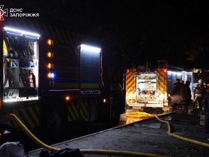 У Запоріжжі пожежа забрала життя жінки — рятувальники вивели людей з багатоповерхівки (фото)