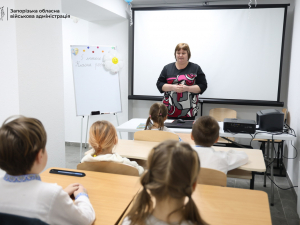 «Можна не хвилюватися, що прилетить ракета»: у Запоріжжі діти з релокованої громади навчаються у змішаному форматі (фото, відео)