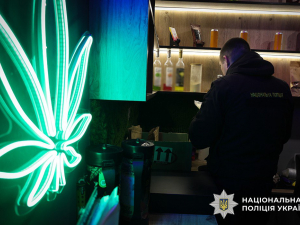 Льодяники, шоколад та желатинові ведмедики: у запорізьких магазинах наркотики маскували під "легальну" продукцію