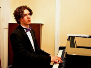 «Вітання Лісту»: запорізький піаніст виконав твори композитора в день його 215-річчя (фото)