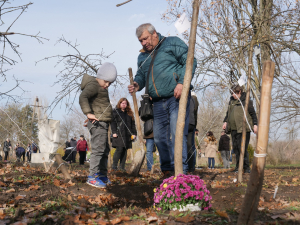 У Запоріжжі на Хортиці вшанували полеглих Героїв — у "Парку Честі" висадили сотні молодих дерев пам’яті (фото, відео)