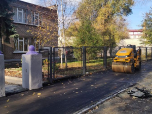 У Запоріжжі біля дитячого центру дозвілля з'явився новий тротуар - фото