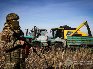 На Запоріжжі аграрії збирають урожай під прикриттям спецпризначенців