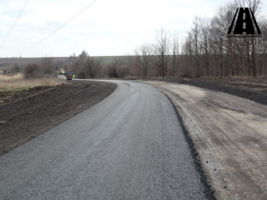 У Запорізькому районі ремонтують дорогу, що постраждала від ракетних ударів - фото, відео