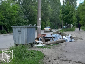 Захаращували вулицю - у центрі Запоріжжя місцеві мешканці скидали сміття просто неба