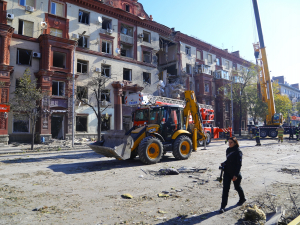 У Запоріжжі демонтують частину багатоповерхівки, в яку влучила російська ракета - фото