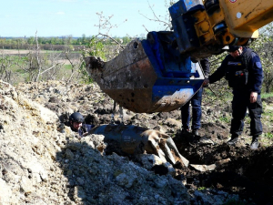 Мешканці Запорізької області знайшли на вулиці авіаційну бомбу - фото