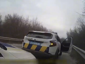 У Запорізькому районі поліцейські під час виклику допомогли двом чоловікам