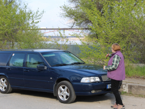 Запорізькій волонтерці доставили подарований  шведом автомобіль