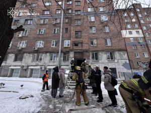 Спалахнуло в тамбурі: у Запоріжжі під час пожежі рятувальники евакуювали батька з дітьми (фото, відео)