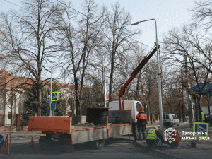 Акцент на пішоходах: у Запоріжжі освітили один із найжвавіших переходів (фото, відео)