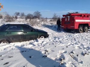 На трасі в Запорізькій області автівка потрапила у сніговий замет - фото