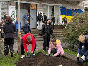 Від лаванди до гліцинії: ветерани й містяни озеленюють Запоріжжя