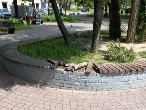 На площі в центрі Запоріжжя водій зламав лави - фото