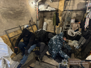 Метал у мішок і через паркан: в Запоріжжі затримали п'ятьох чоловіків, які обікрали держпідприємство (фото)