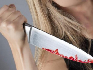 У Запоріжжі жінка намагалася зарізати себе під час сварки з чоловіком: подробиці