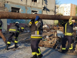 У Запоріжжі укріплюють будинок, в який влучила російська ракета, аби не допустити його обвалу - фото